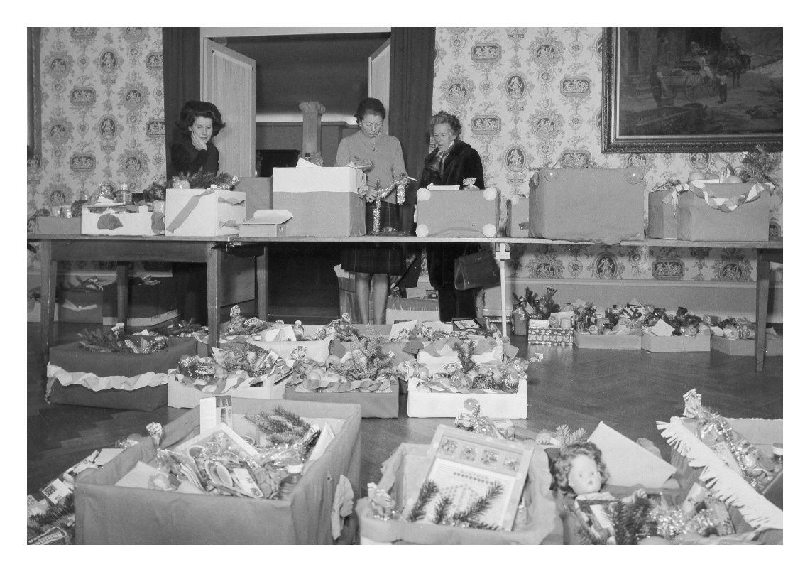 Une image contenant intérieur, meubles, table, noir et blanc
Description générée automatiquement
