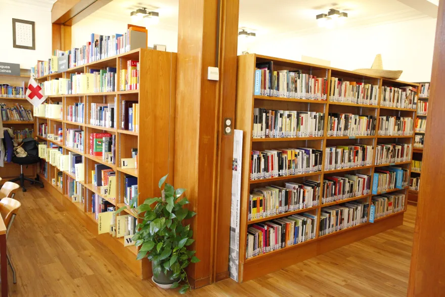 La bibliothèque du Centre d'intégration culturelle de la Croix-Rouge genevoise