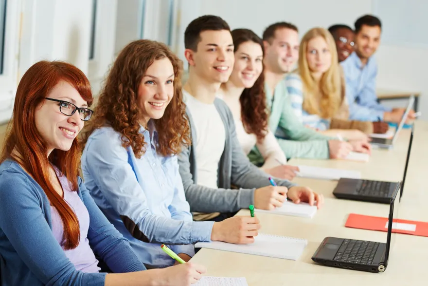 Groupe de jeunes assistant à un cours